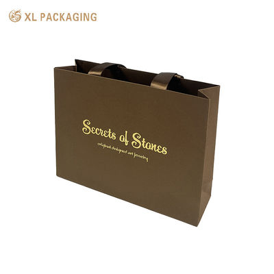 comprar Saco de compras de papel Kraft personalizado com impressão de logotipo de folha de ouro e construção reforçada para embalagens de jóias Fabricação em linha