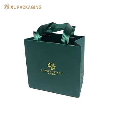 comprar Bolsa de presente personalizada de jóias. Bolsa de papel de luxo com alça de fita. Fabricação em linha
