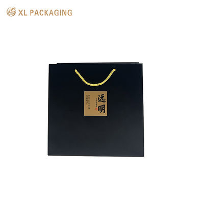 comprar Logotipo personalizado Saco de papel preto mate com adesivos de caligrafia Kraft e alças de cordão dourado torcido para embalagens de presentes ecológicas Fabricação em linha