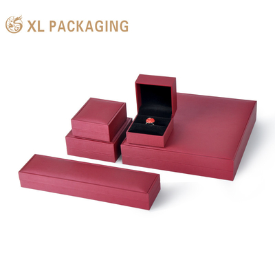 comprar Caixa de joias de papelão com tampa articulada e ímã com logotipo impresso personalizado da XL Packaging para pulseira, anel, brinco e colar Fabricação em linha