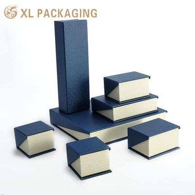 comprar Perfeito para presentes de casamento, festas de noivas, marcas de joias, embalagens de joias de luxo com caixas de presente com logotipo personalizado para brincos, anéis, interior de cetim, design em relevo, bandeja empilhável online manufacture