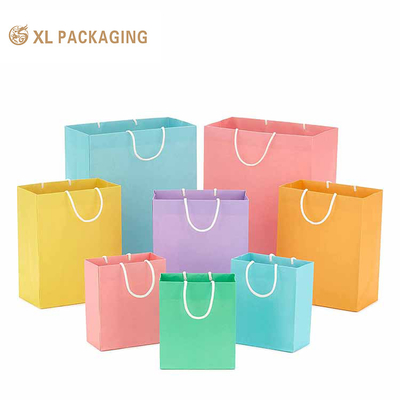 comprar Luxury Custom Logo Brand Large Garments Shopping Paper Bags Clothing Shoes Packaging reciclável para homens Mulheres Sacos de papel com cabo de papel torcido online manufacture