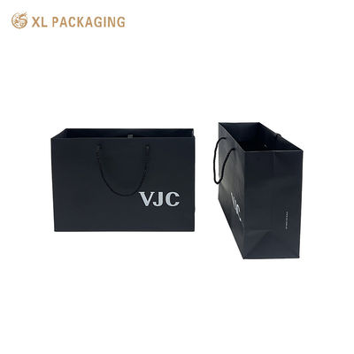Bolsas de presente personalizadas de papel revestido de preto com logotipos impressos e alças torcidas reforçadas