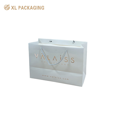 Sacos de Papel de Arte Branco Duro com Logotipo Personalizado Embalagem de Compras de Luxo Com Alças Vazadas Revestimento Resistente a Arranhões Design Fácil de Transportar Durável Para Presentes Pesados Elegante Para Experiências de Marca