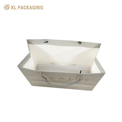 Sacos de Papel de Arte Branco Duro com Logotipo Personalizado XL Embalagem de Luxo para Compras Com Alças Vazadas Revestimento Resistente a Arranhões Design Fácil de Transportar Durável para Presentes Pesados Elegante para Experiências de Marca