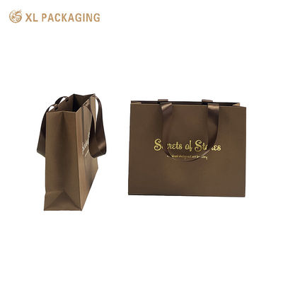 Saco de papel de luxo com estampagem a quente de folha de ouro personalizada e alças de fita de cetim reforçadas