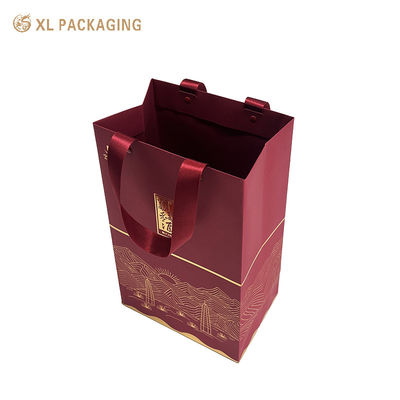 Bolsa de presente de papel de vinho de Borgoña Matte Premium com estampagem de folha de ouro oriental e alfinetes reforçados de fita de cetim