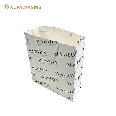 Logotipo personalizado Bolsas de compras de papel de cartão de 300gm com laminação fosca e alças de fita de algodão para roupas