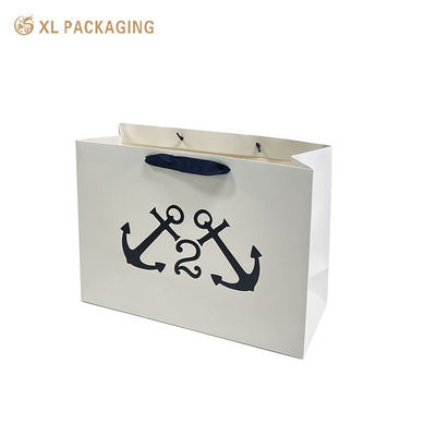 Sacos de papel para roupas preto fosco personalizado com construção reforçada e impressão de logotipo de superfície total para embalagens de presente de luxo