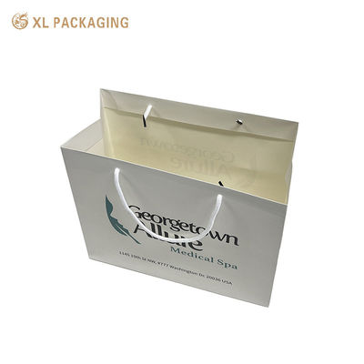 Sacos de compras de papel impressos sob medida com laminação resistente à água e alças de corda de algodão reforçada para exibição completa da marca