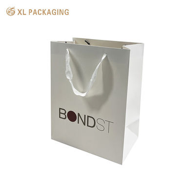 Sacos de compras grossos de papel de arte premium 250gsm com alças de fita branca e impressão CMYK personalizada para embalagens de presente de luxo
