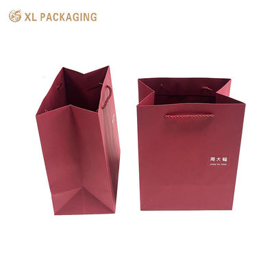 Saco de presente de papel vermelho de vinho de luxo com logotipo personalizado, fundo dobrado reforçado e alças de papel torcidas para compras premium e embalagens de presentes