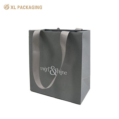 Saco de presente de papel cinza de luxo com logotipo personalizado, papelão pesado texturizado e alças de tecido com nervuras para embalagens de boutique