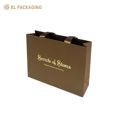 Bolsa de presente de papel kraft de estampagem de folha de ouro personalizada com alças de fita de cetim fosco e borda dobrada reforçada