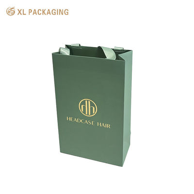 Custom Gold Foil Logo Matte Sage Green Frosted Art Paper Gift Bag com alças de fita larga de cetim de cor combinada