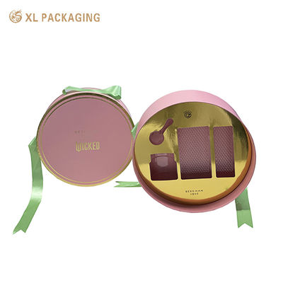 Caixa de Presente Cosmética Personalizada Redonda de Duas Peças com Tampa e Base, Caixa Rígida Rosa Nude com Estampagem a Quente Dourada com Fita de Cetim Verde e Inserção de PET