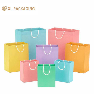 Sacos de papel de luxo grandes e recicláveis, com logotipo personalizado, com alças de papel torcidas