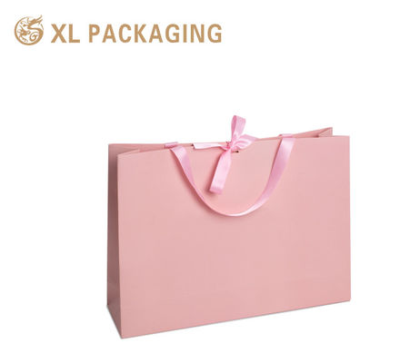 Saco de presente de logotipo personalizado rosa de luxo com papelão mate premium e estampagem de folha de ouro para embalagens de boutique