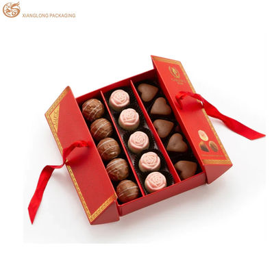 Caixa de chocolate de duas portas de papelão branco de 350gm com estampagem em folha de ouro e fecho de fita