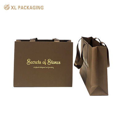 Saco de compras de presente de papel Kraft com impressão de logotipo personalizado com acabamento marrom escuro fosco e espessura de 150g
